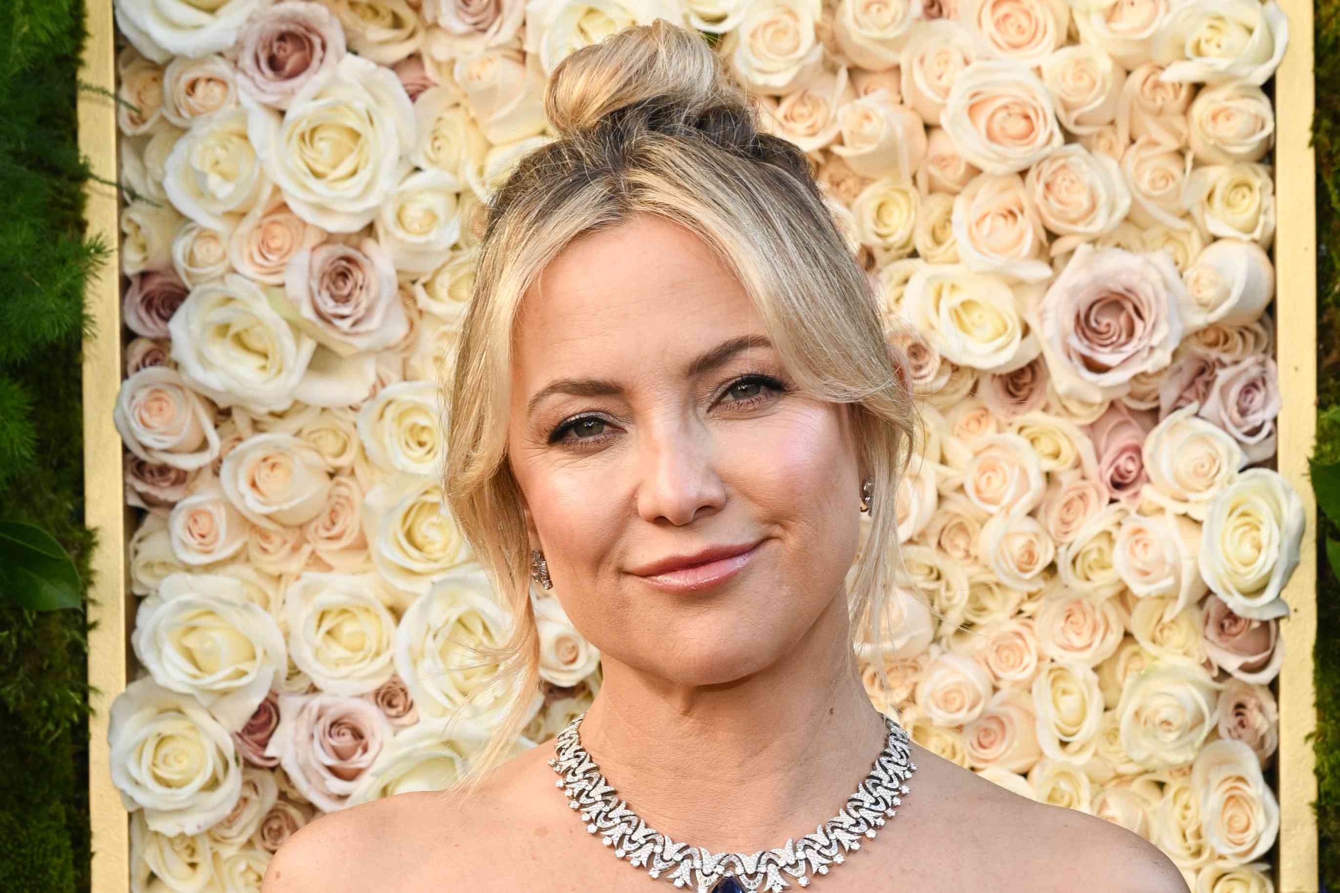 Kate Hudson Debuts New Hair and Looks So Much Like Mom Goldie Hawn