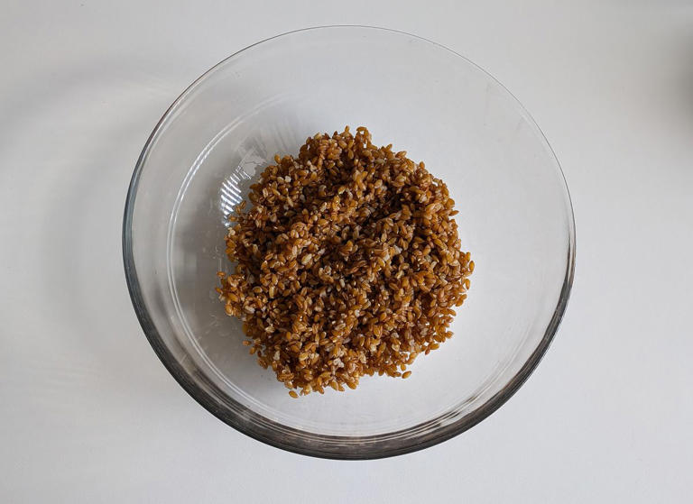 Passo 5 - Salada de espelta com atum: receita saudável, rica em fibras e proteínas