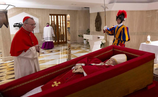 Cuerpo del Papa Francisco en su féretro de madera y zinc, en la capilla de la residencia de Santa Marta. Foto: EFE