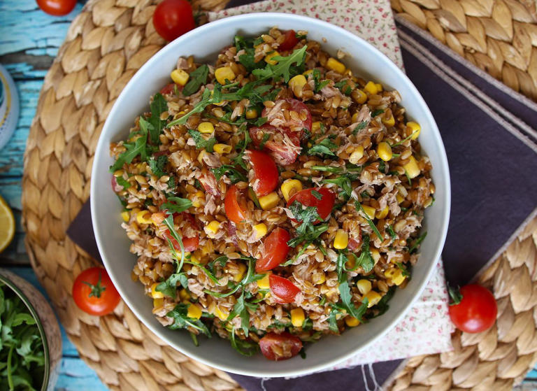 Passo 6 - Salada de espelta com atum: receita saudável, rica em fibras e proteínas