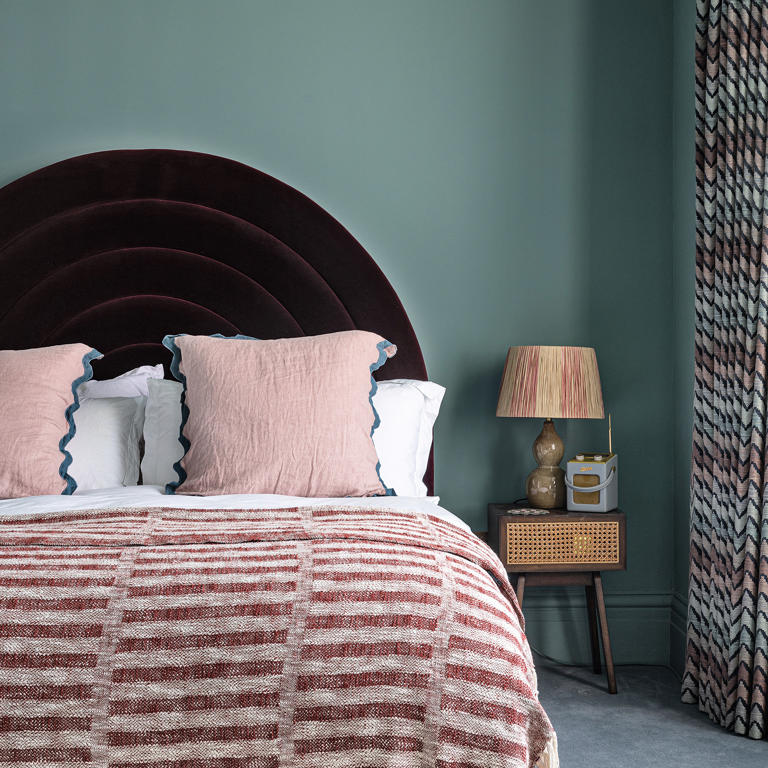 30 clever small bedroom ideas to elevate your tiny sleeping space and ...