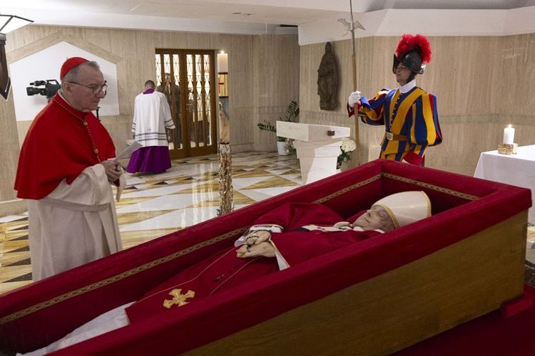 Foto ini diambil pada 21 April 2025 dan dibagikan pada 22 April 2025 oleh Media Vatikan, memperlihatkan Paus Fransiskus di peti matinya yang terbuka di Vatikan.