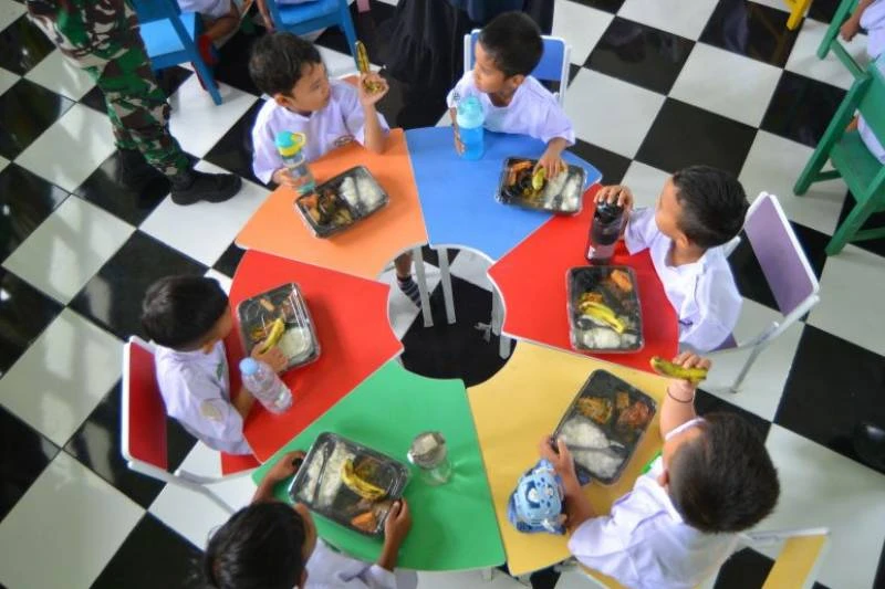 Langkah Pertama Tangani Keracunan Makanan dari Pusat Krisis Kemenkes
