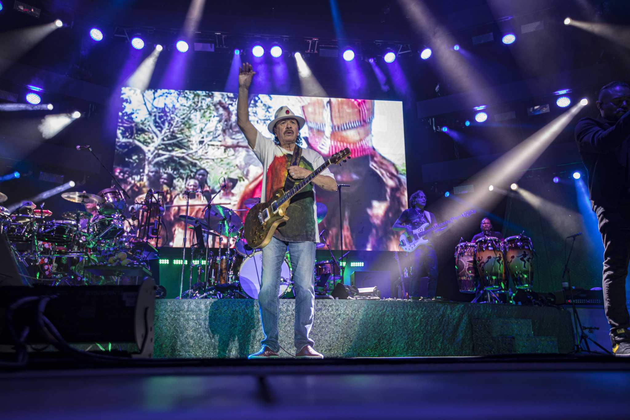 Carlos Santana collapses before concert and is rushed to hospital(02)
