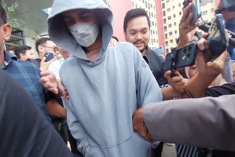 Fachri Albar Tampil Bebas, Jalani Pemeriksaan Kesehatan tanpa Diborgol