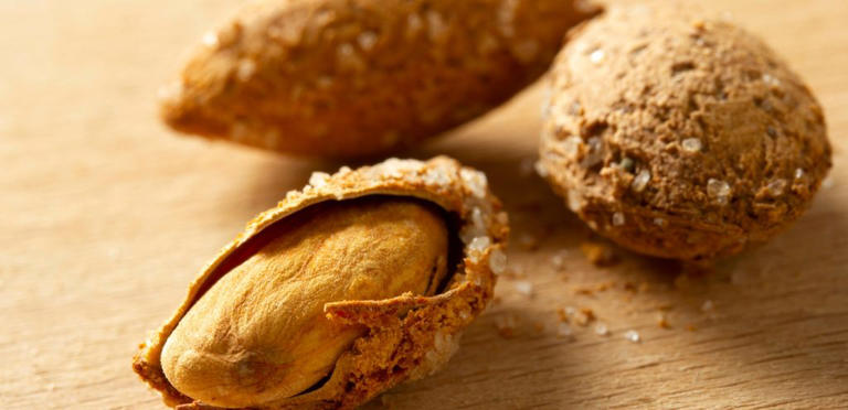 اللوز المملح الجاهز للأكل