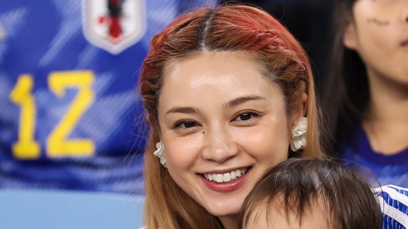 女優 タレント 平愛梨 直筆サイン色紙 長友佑都 平愛梨、長友佑都との夫婦ショット公開「泣きはらした顔」子ども