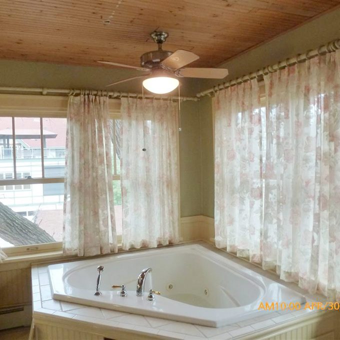 Ceiling-fan-above-bath-tub-(1)-1200×1200