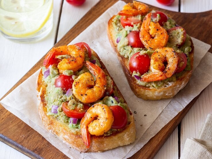 Weißbrot mit Avocado und Garnelen – lecker &amp; gesund