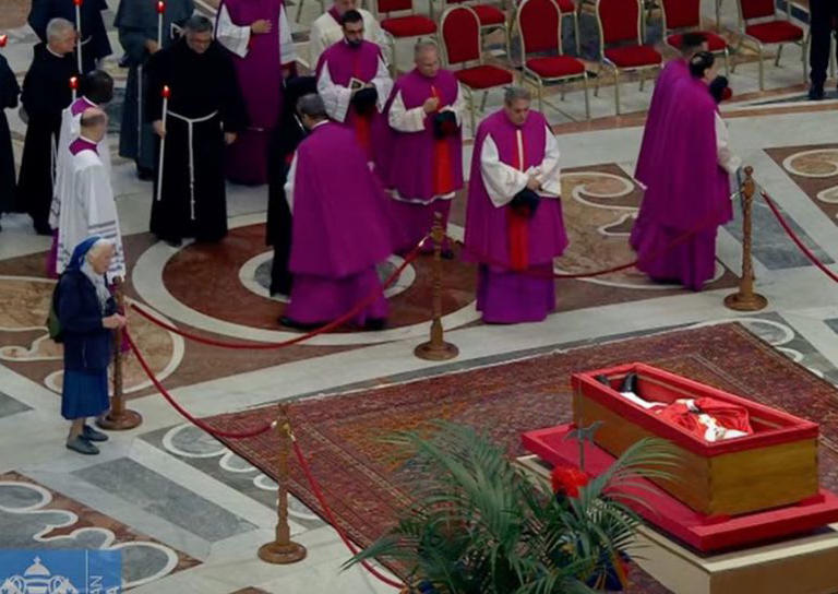 VÍDEO: freira quebra o protocolo no funeral do Papa e emociona o mundo