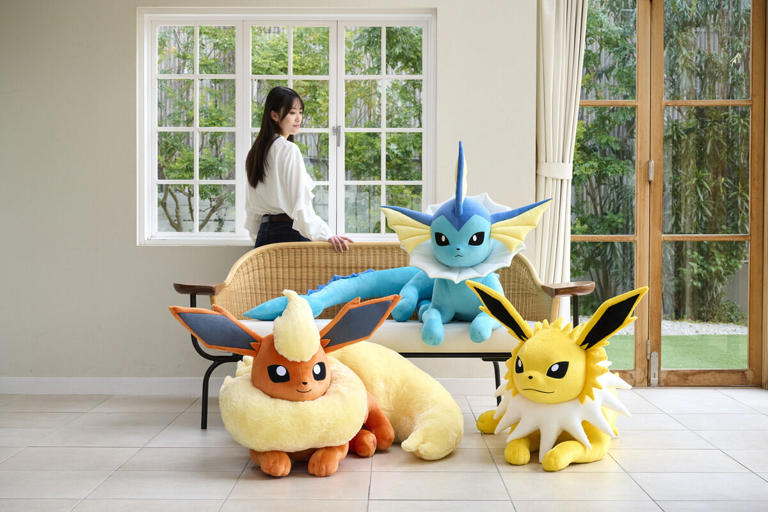等身大イーブイ ポケモンセンター限定 ぬいぐるみです イーブイの進化形たちの等身大ぬいぐるみがポケモンセンター
