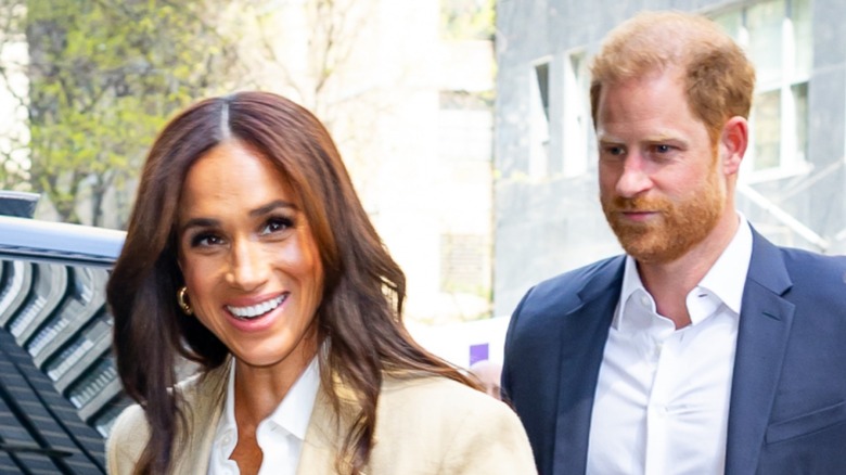 Body Language Expert: Meghan's Snobbish Behavior At Prince Harry In NYC Has  Him Fuming