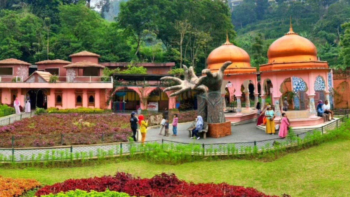 AA1DviMF Hanya 34 Menit dari Bandung: Temukan Wisata Instagramable dengan Nuansa Dunia dan Pakaian Tradisional Khas