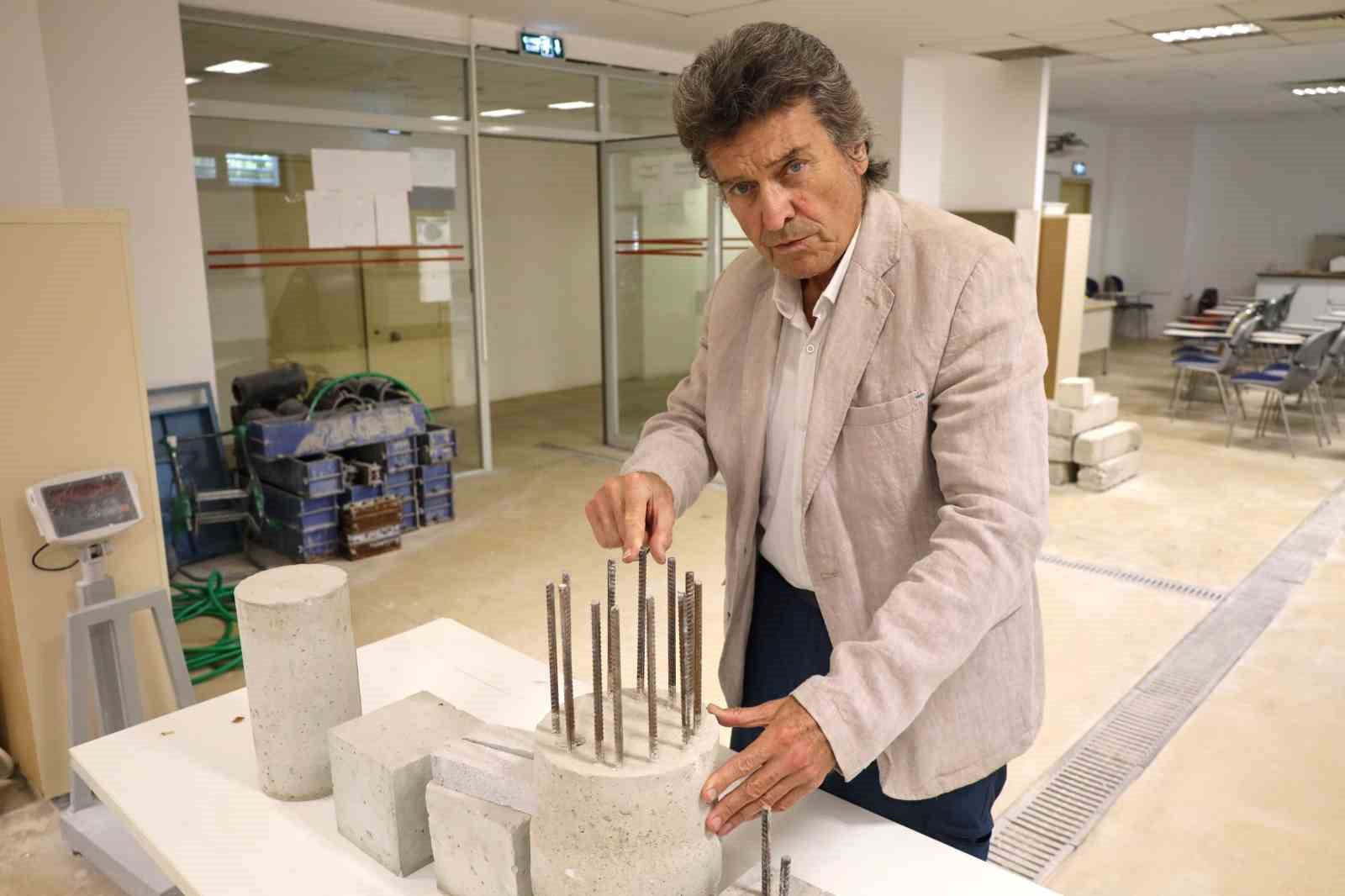 İZMİR EKONOMİ ÜNİVERSİTESİ (İEÜ) İNŞAAT MÜHENDİSLİĞİ BÖLÜM BAŞKANI PROF. DR. CELALETTİN KOZANOĞLU, İSTANBUL’DA MEYDANA GELEN 6.2 BÜYÜKLÜĞÜNDEKİ DEPREMİN İZMİR İÇİN DE BİR UYARI NİTELİĞİNDE ALGILANMASI GEREKTİĞİNİ SÖYLEDİ.