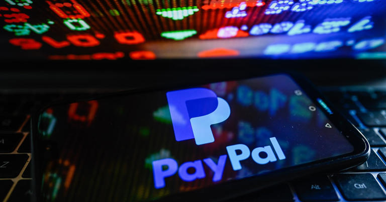 Coinbase ends PayPal stablecoin fee as payment race heats up