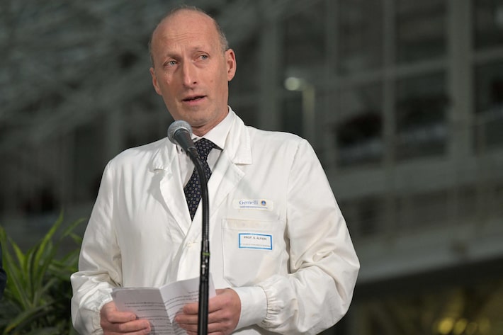 Professor Sergio Alfieri (R) gives a press conference at the Gemelli hospital where Pope Francis is hospitalized in Rome, on March 22, 2025. (Photo by Tiziana FABI / AFP) Foto: TIZIANA FABI