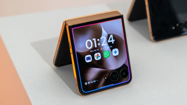 Clicks Keyboard on the Moto Razr Ultra 2025 is a throwback to