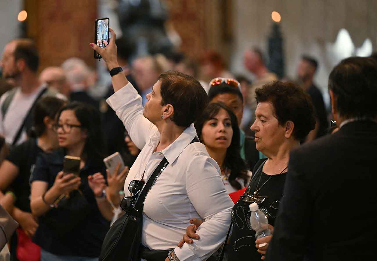 Indignación en el Vaticano; visitantes se toman selfies frente al féretro  del Papa Francisco