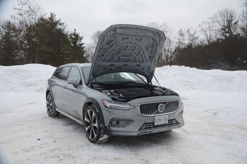 Volvo XC60 2025 vs V60 Cross Country 2025