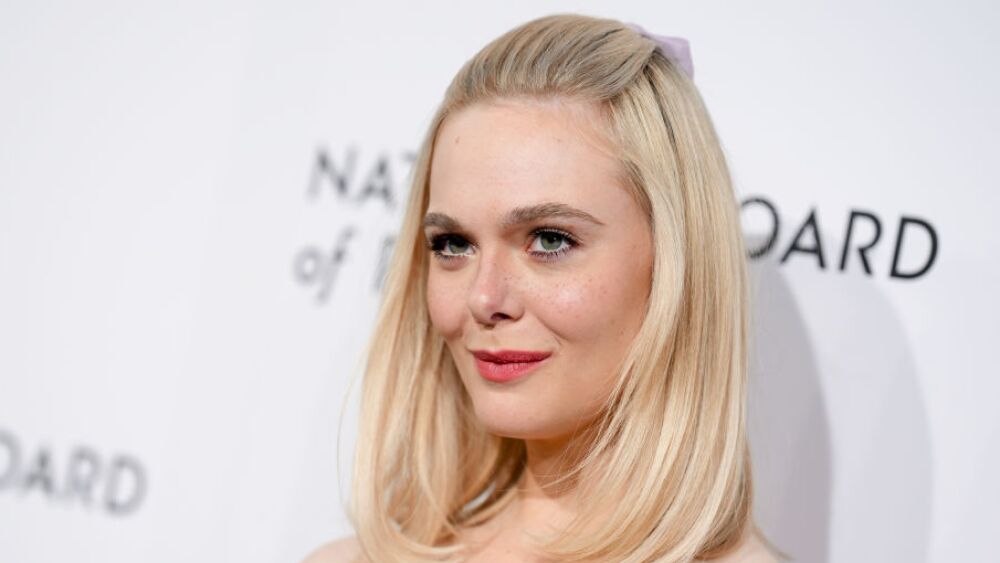 ¿Inspirada en Marilyn Monroe? Elle Fanning arrasa en los Critics Choice Awards con su vestido dorado
