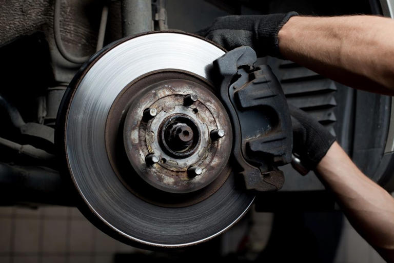 Hệ thống phanh đĩa trên ôtô đang được kiểm tra và bảo dưỡng. Ảnh: Autocare-centre