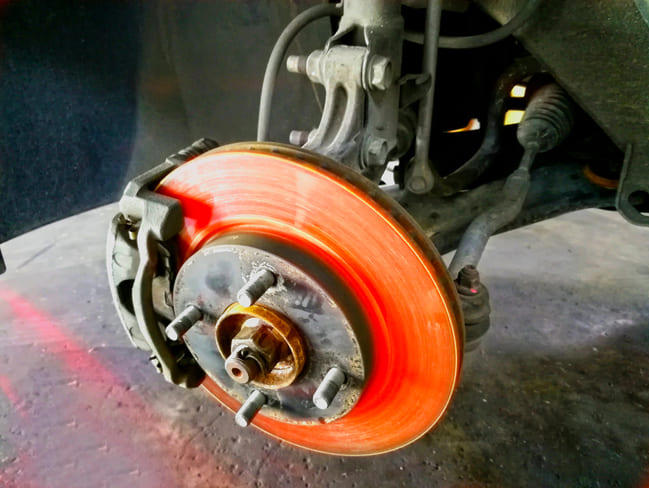 Đĩa phanh nóng đỏ khi dùng phanh liên tục trong thời gian dài. Ảnh: Autodoc
