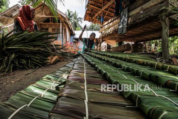 Banjir Order, Bisnis Atap Rumbia Siap Raih Laba Hingga Rp 40 Juta per Pesanan