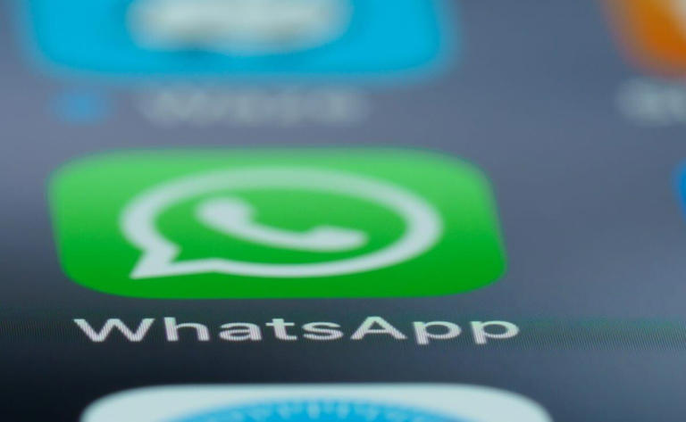 Si está en tus posibilidades cambia tu celular por otro que sea compatible con WhatsApp. Foto: Unsplash