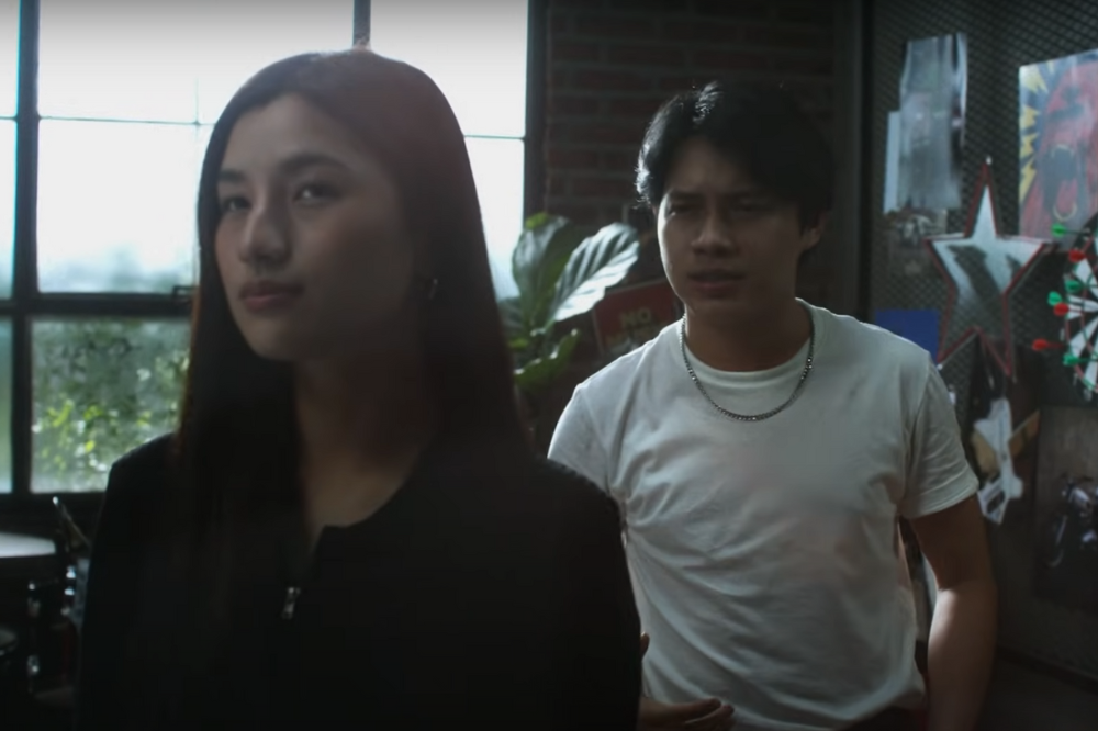 Lirik Lagu 'Pesona Sederhana' oleh Rony Parulian: Petualangan Jiwa dalam Jatuh Cinta