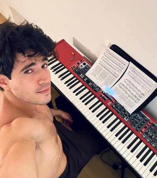 Danilo D'Agostino, il Paradiso delle Signore, l'amore per il piano e l'ex fidanzata famosa: «Interpretare Matteo? Fatico a tirare fuori le emozioni»