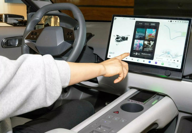 Nội thất tham khảo sử dụng màn hình lớn mới của hệ điều hành Pleos OS, các yếu tố điều khiển vật lý gần như không xuất hiện - Ảnh: Hyundai
