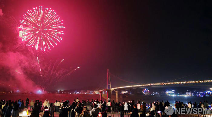 불꽃놀이 펼쳐진 제 37회 여주도자기축제 개막식