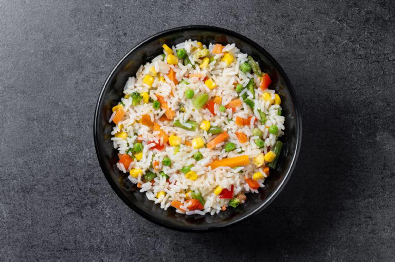 Es importante dejar enfriar el arroz antes de consumirlo para evitar picos de glucosa. Fuente: Freepik