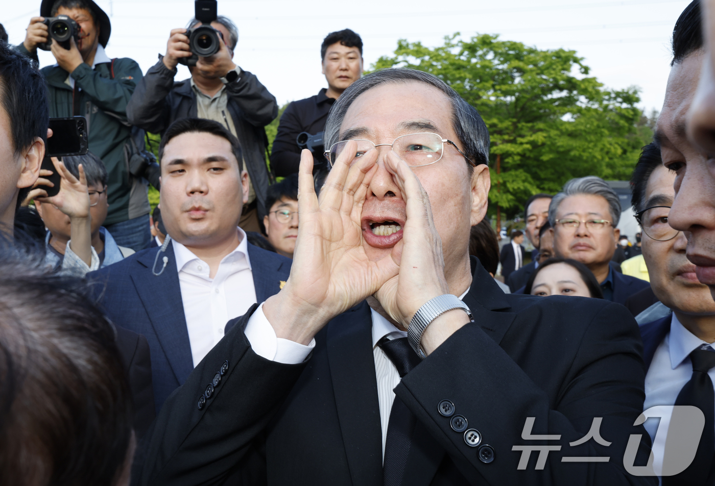 韓徳洙前国務総理が 2日午後光州市国立5.18民主墓地に参拜しようとしたが市民団体反発で立場(入場)が支えよう 