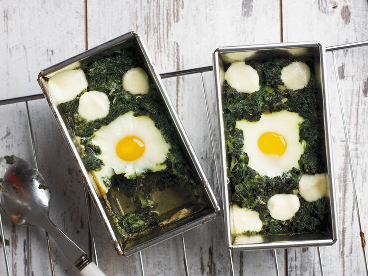 Leckeres Schlank-Rezept: Überbackene Eier im Spinatbett!
