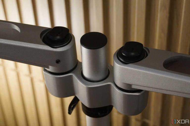 The silver dual mount on the StarTech arm.