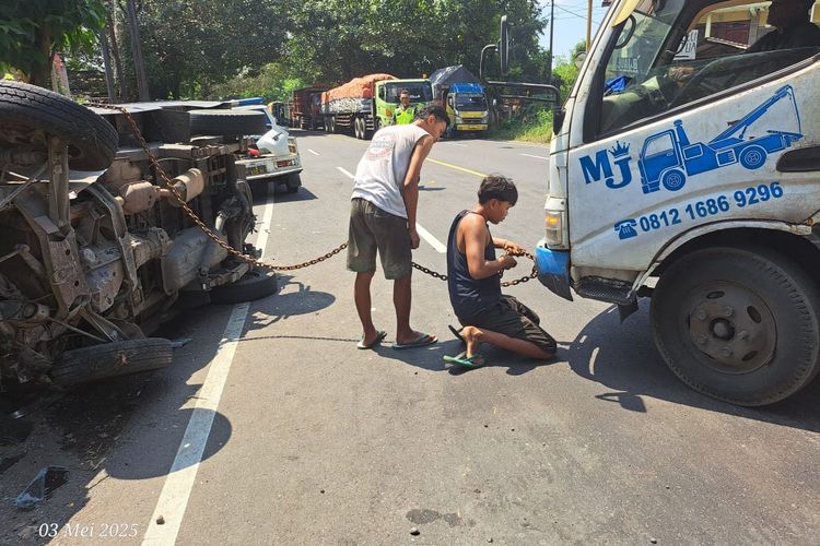 Gagal Nyalip Truk, Toyota Calya Adu Banteng dengan Mobil Pikap di Sidoarjo