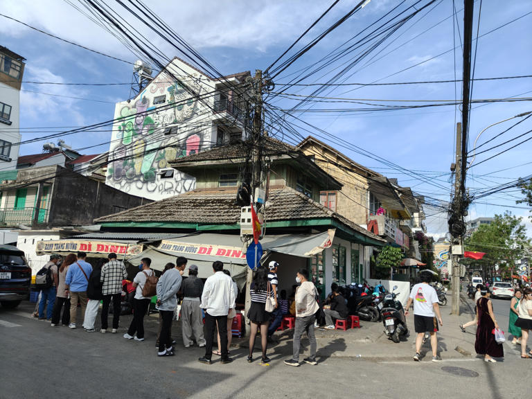 Du khách xếp hàng mua bánh tráng nướng “pizza Đà Lạt” - Ảnh: M.V.