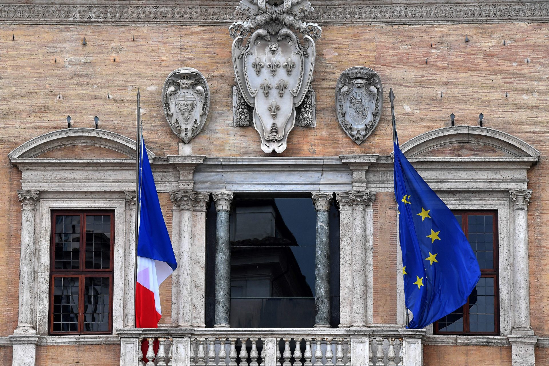 La presse conservatrice italienne accuse Emmanuel Macron de vouloir ...