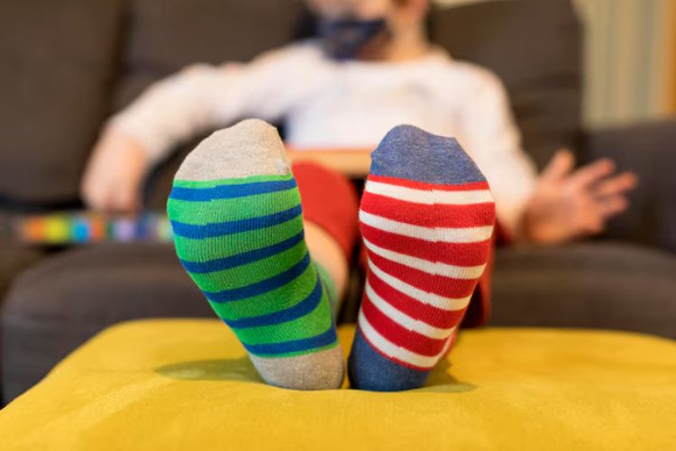 Orang yang Sering Menggunakan Kaus Kaki yang Tidak Serasi, Biasanya Memiliki 7 Ciri Kepribadian Ini Menurut Psikologi