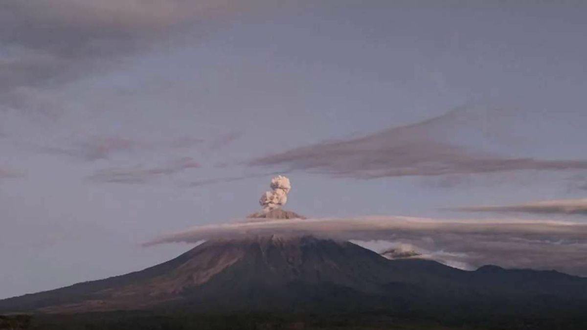 Gunung Semeru Meletus Tiga Kali, Tiang Abu Setinggi 900 Meter Melayang