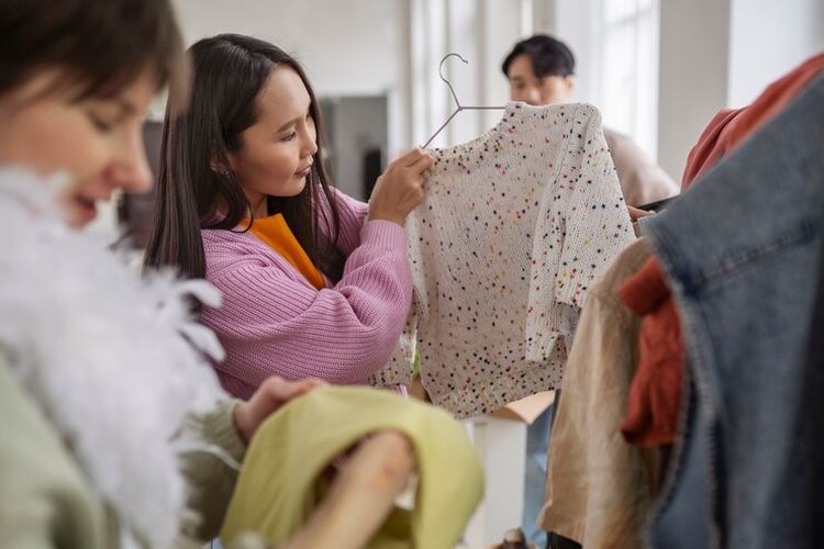 Nostalgia Boleh, Tapi Tinggalkan yang Lepas! Inilah 7 Item Fashion Lawas Era 80-90an yang Harus Diabaikan Generasi X