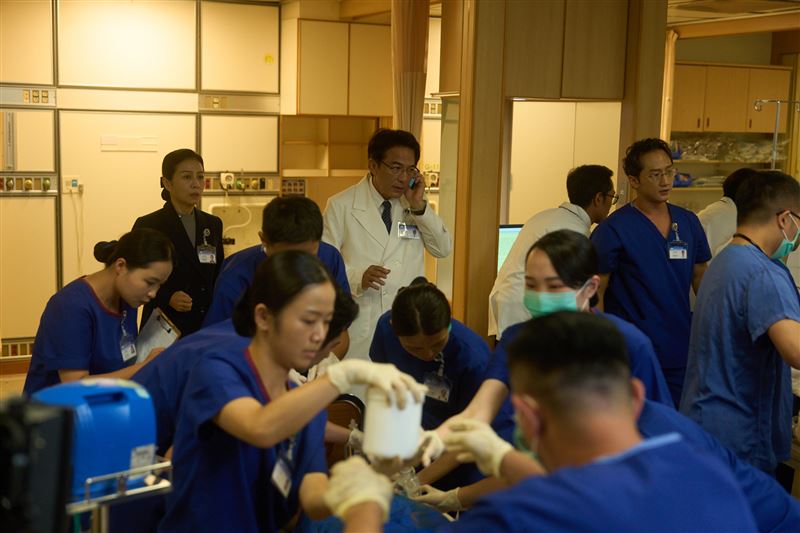 大愛劇《院長爸爸》戴立忍飾演趙有誠院長親自坐鎮急診室。（圖／大愛提供）