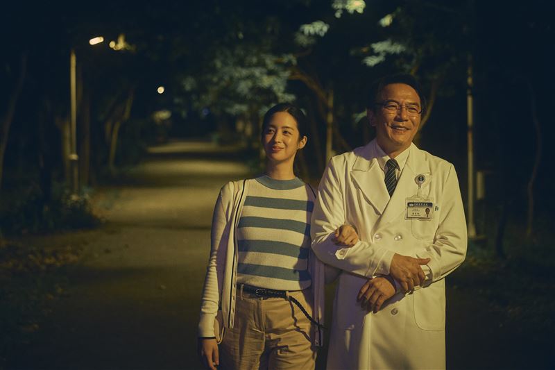 大愛劇《院長爸爸》戴立忍(右)、莫允雯(左)飾演夫妻。（圖／大愛提供）