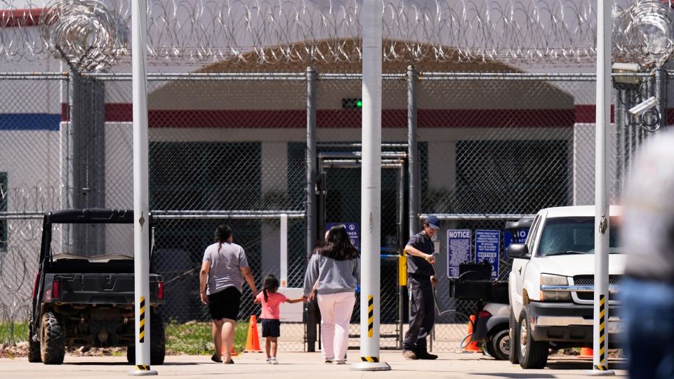 What happens with US citizen children caught up in Trump’s deportation push(00)