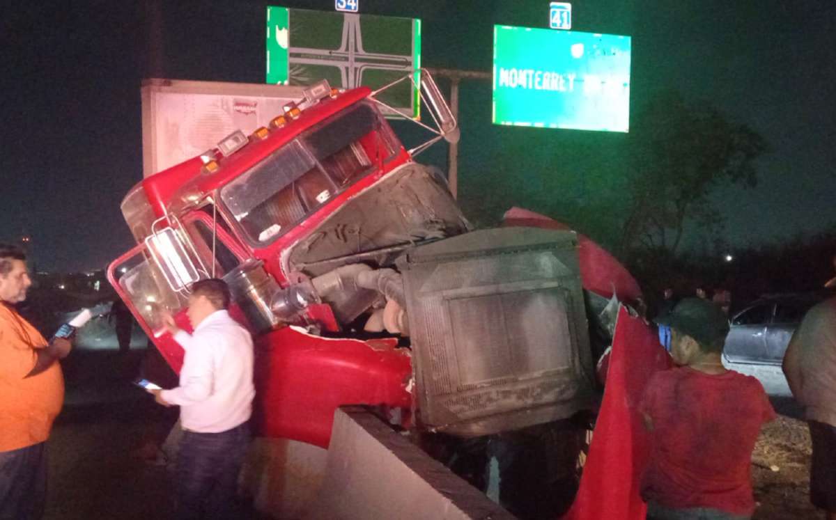 Tráiler choca contra muro de contención sobre avenida Ruiz Cortines en  Apodaca