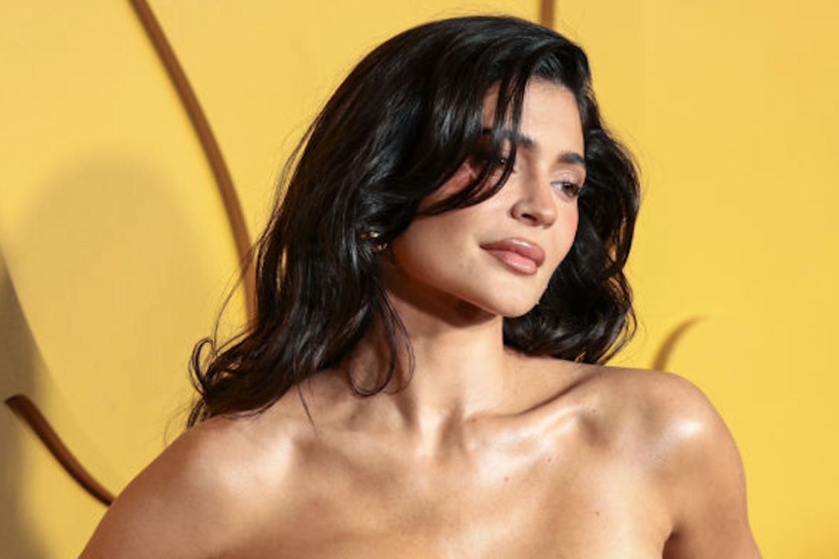 Kylie Jenner Rocks Bold White Crop Top and Leather Pants in New Selfie