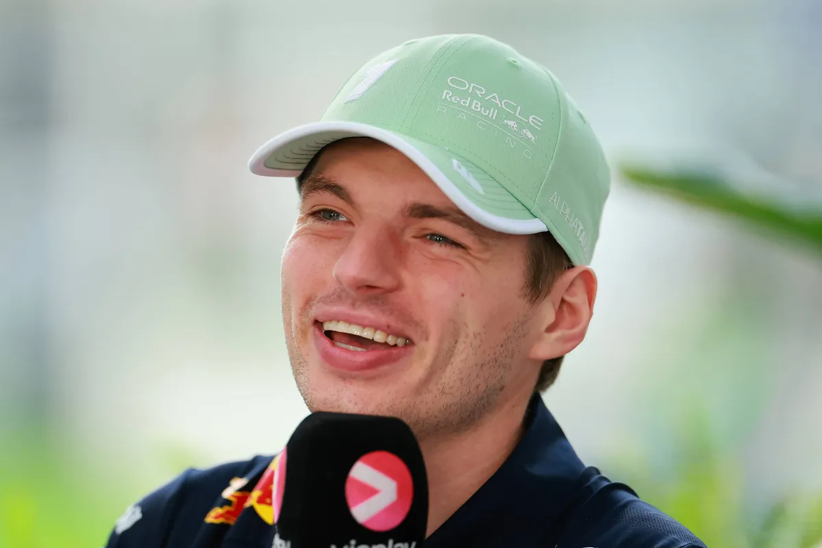 Verstappen lacht darüber, sein Baby zum ersten Mal zu halten: &amp;quot;wie ...