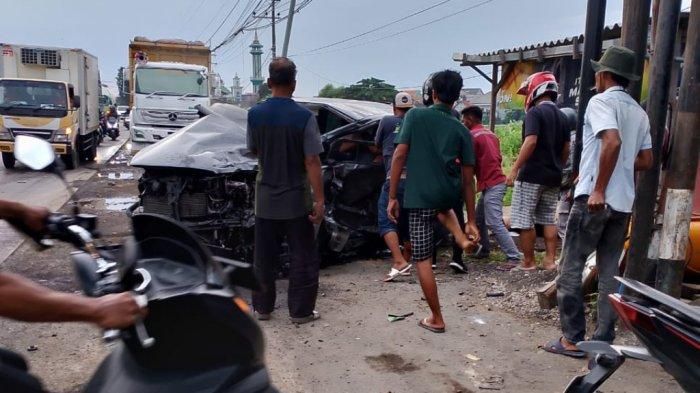 Innova Hitam Menjadikan Sore di Gresik Semakin Tegang, Penuh Kecemasan Saat Melakukan Nyalip