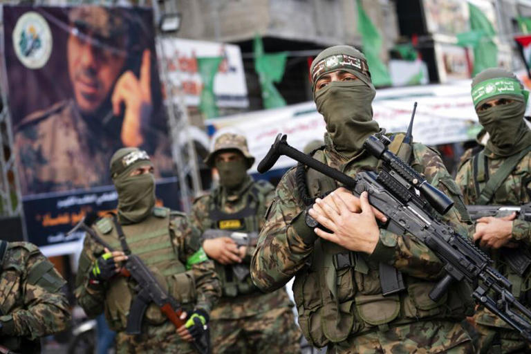 Militan Hamas berbaris di jalan-jalan.